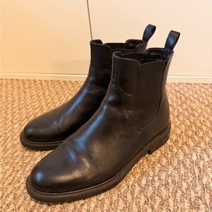 Vagabond Freya Black Leather Chelsea Boots